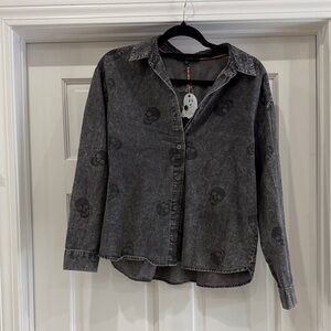 NWT Jane + Delancey Gray Skull Button-Up Shirt
